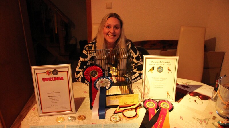 Manuela Neumeier ist stolz auf ihre preisgekrönten Vögel. Bei der Deutschen Meisterschaft hat sie Urkunden und Medaillen gewonnen.