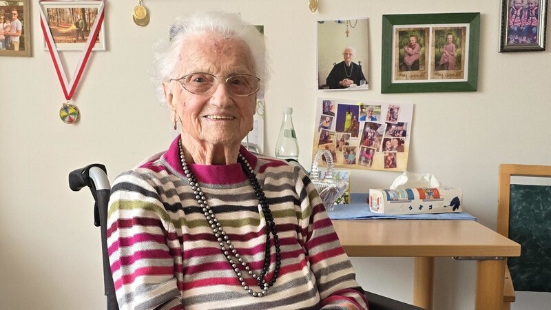 Mit 95 Jahren ist Maria Hofmann auf eigenen Wunsch ins Seniorenheim St. Nikola gezogen. "Der Koch macht das super", schwärmt die 103-Jährige, die selbst jahrzehntelang für ihre Familie gekocht hat.