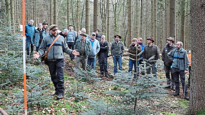 Zahlreich haben sich Waldbesitzer, Jäger und Co. zum Auftakt im Spitalwald eingefunden.