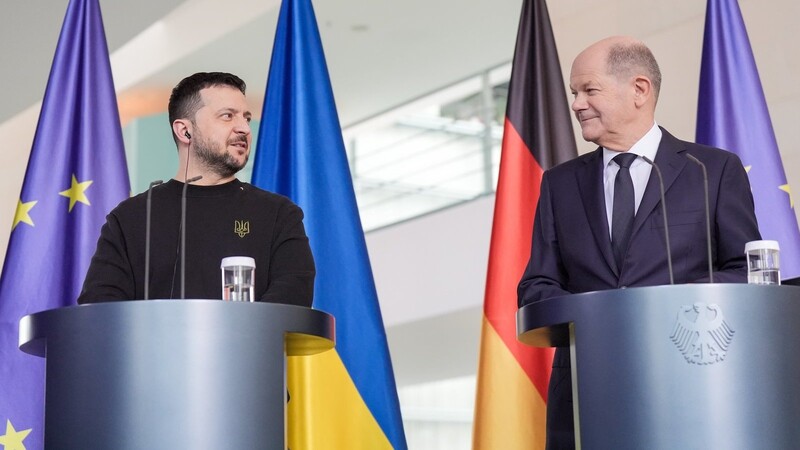 Wolodymyr Selenskyj (l.) ist dankbar über die deutsche Unterstützung der Ukraine. "Ich schätze es sehr, dass Du uns beistehst, wie ganz Deutschland es tut", sagt er am Freitag vertraulich an Olaf Scholz gewandt.