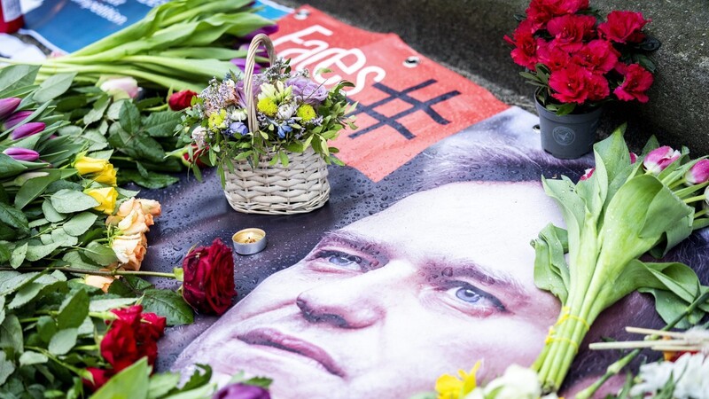 Blumen liegen in Kopenhagen neben einem Porträt des russischen Oppositionellen Nawalny.