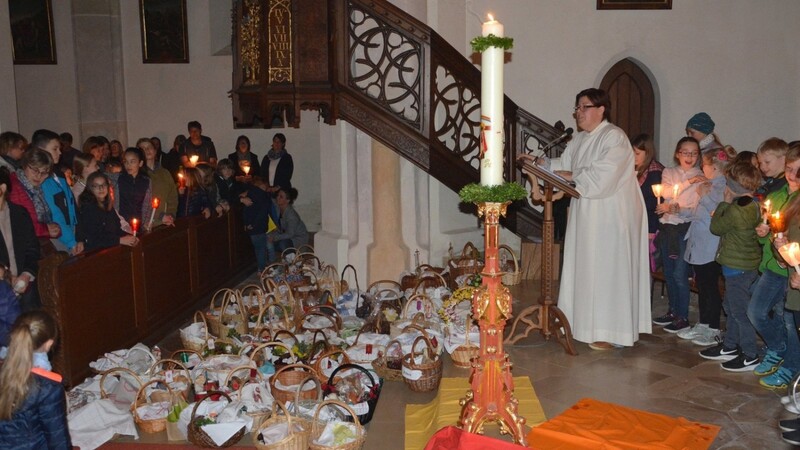 Zum Abschluss der Lichtfeier wurden von Gemeindereferentin Rosi Bär-Betz in Feldkirchen die vielen Speisenkörbe gesegnet.