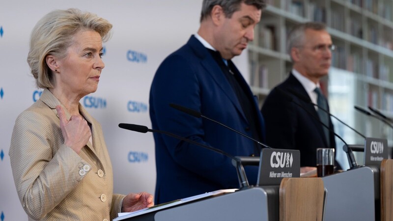 Ursula von der Leyen (l.), Präsidentin der Europäischen Kommission, Markus Söder (M., CSU), Ministerpräsident von Bayern, und Jens Stoltenberg, NATO-Generalsekretär, nehmen im Rahmen der Sicherheitskonferenz an dem Transatlantischen Forum der CSU teil.
