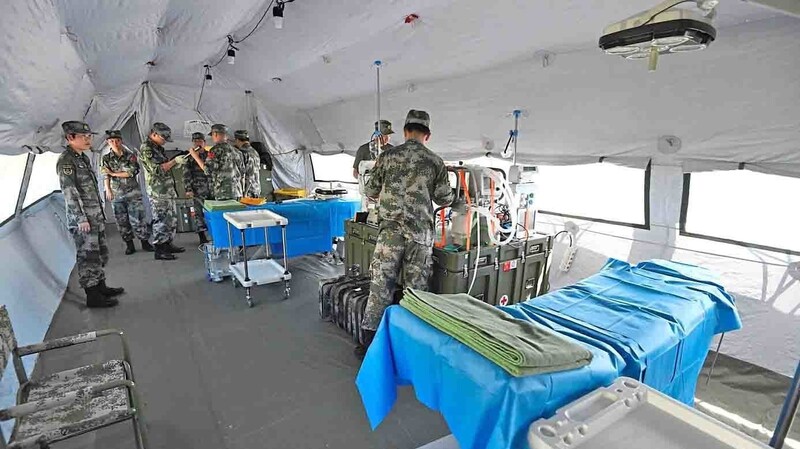 Soldaten der Chinesischen Volksbefreiungsarmee bauen eine Intensivstation in einem mobilen Rettungszentrum auf.
