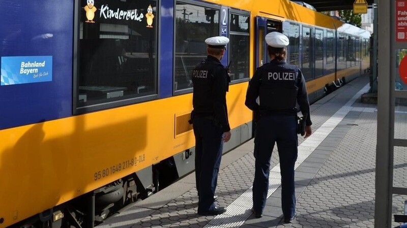 Die Bundespolizei Waldmünchen ermittelt, nachdem ein Unbekannter versucht haben soll, einen Triebwagenführer der Oberpfalzbahn mit einem Laser zu blenden.