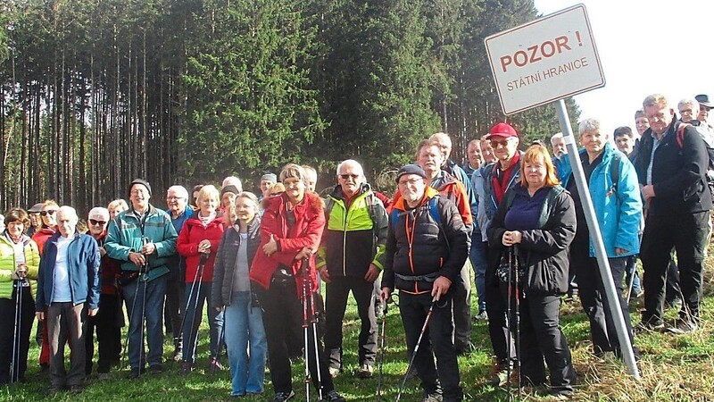 Die große Wandergruppe beim Überschreiten der "grünen Grenze" in Jägershof.