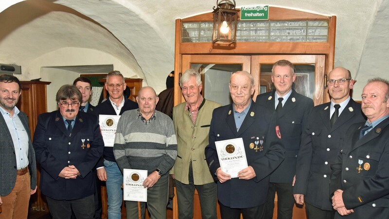 Bürgermeister Markus Hofmann und die Feuerwehr-Führungskräfte gratulierten den geehrten Mitgliedern der FFW Weißenregen.