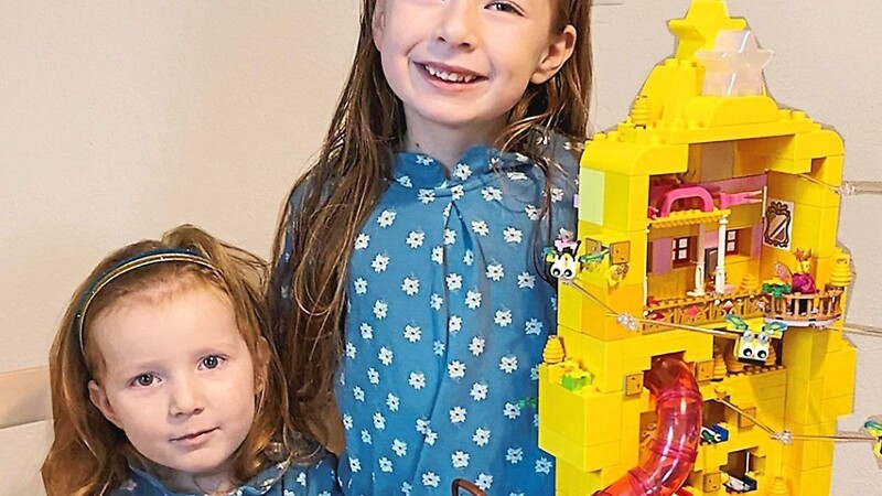 Charlotte (l.) und Louisa haben mit ihrer Familie einen Bienenstock gebaut, mit dem sie bei der Legoland-Familien-Challenge mitmachen. Sie sind Team acht und heißen "Bayerwald-Mädels".