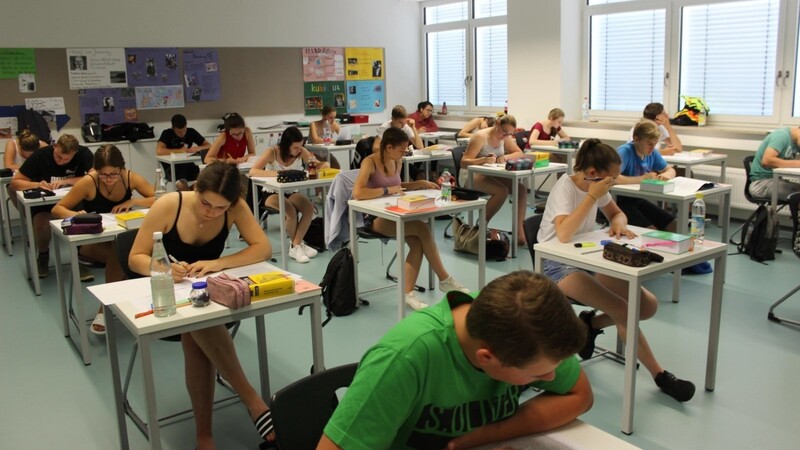 Ein Teil der Absolventen am Dienstagvormittag bei der Deutschprüfung an der Mittelschule.