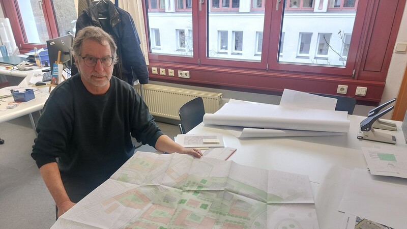 Stadtplaner Klaus Busch erläutert den Rahmenplan für das Klosterviertel.