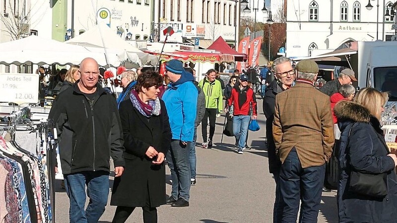 Bestes Marktwetter zog die Nandlstädter auf die Marktstraße zum Fastenmarkt.