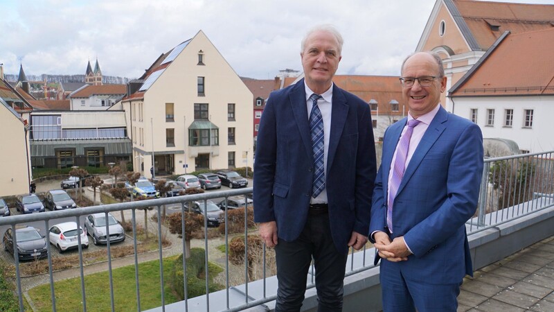Der Präsident des Landgerichts Regensburg, Dr. Clemens Prokop (links) verabschiedete Erich Vogl in den Ruhestand.