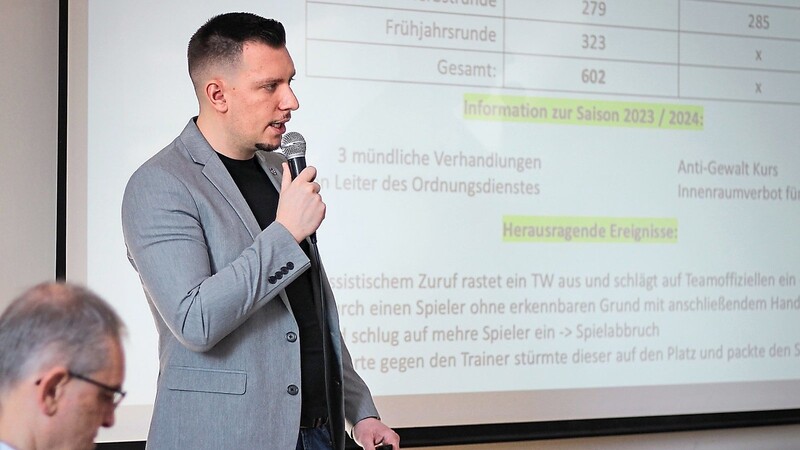 Rund 140 Vereinsvertreter waren bei der Kreis-Tagung der Fußballjugend mit dabei. Kreisjugendleiter Sebastian Wasserburger hatte über einige Neuerungen zu berichten.