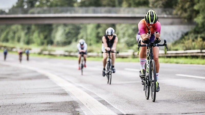 Rein ins kühle Nass, ab aufs Rad und dann auf die Laufbahn: Der Triahtlon-Sport erlebt laut Viktoria Fürst einen immer größeren Hype.