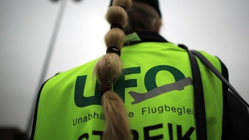Die Kabinengewerkschaft Ufo hat ihren für Sonntagmorgen geplanten Warnstreik bei der Lufthansa-Kerngesellschaft abgesagt.