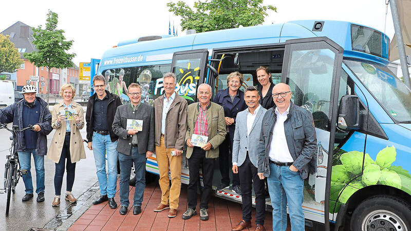 Auf dem Mainburger Busbahnhof machten Landrat Martin Neumeyer und Bürgermeister Josef Reiser zusammen mit Kreisräten aus dem südlichen Landkreis und Vertretern des ÖPNV Werbung für den "kleinen" Freizeitbus.