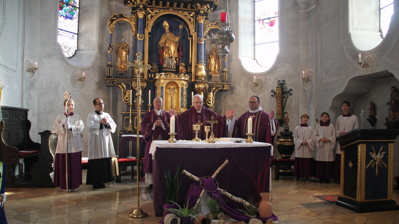 In seiner Predigt stellte Bischof Rudolf den Wert der Fastenzeit für jeden Christen heraus.