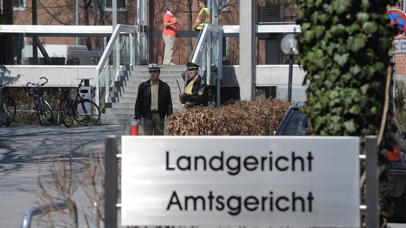 Vor dem Landgericht Landshut musste sich ein 35-Jähriger verantworten, der in einen Schuhmacher-Laden und Kiosk eingebrochen war und dabei auch noch Personen verletzt hatte.