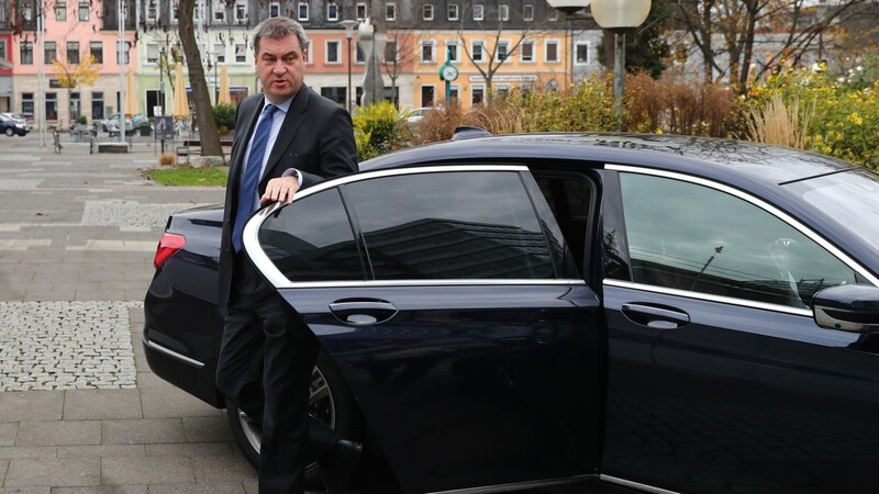 Markus Söder steigt aus seinem Dienstwagen. Die Staatsregierung ist kein Vorbild in Sachen Elektromobilität.
