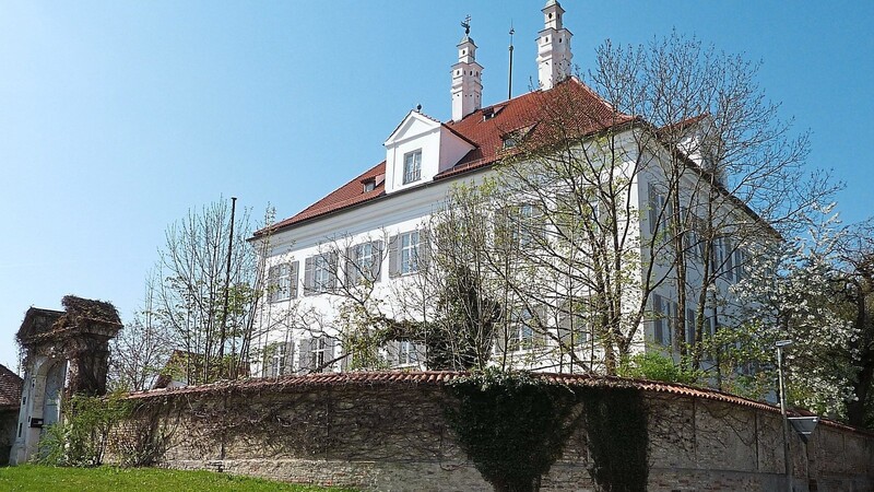 Das Adelmannschloss ist Sitz eines Medienunternehmens mit 54 Mitarbeitern. Daraus ergibt sich laut Verwaltung auch der Bedarf an Stellplätzen im Schlosspark.
