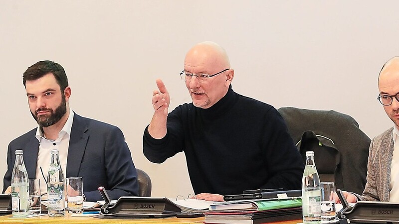 (von links) Kämmerer Alois Wagensonner, Oberbürgermeister Alexander Putz und Hauptamtsleiter Klaus Peißinger bei der Sitzung des Haushaltsausschusses im Neuen Plenarsaal im Rathaus