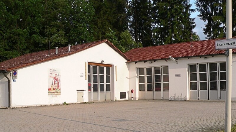 Der Gemeinderat vergab den Auftrag für neue Tore für die Feuerwehr Hausen und Herrnwahlthann.  Foto: kr