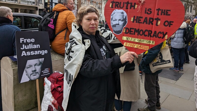 Aktivistin Kamilla aus Polen verlangt vor dem Londoner Gericht die Freilassung Assanges.