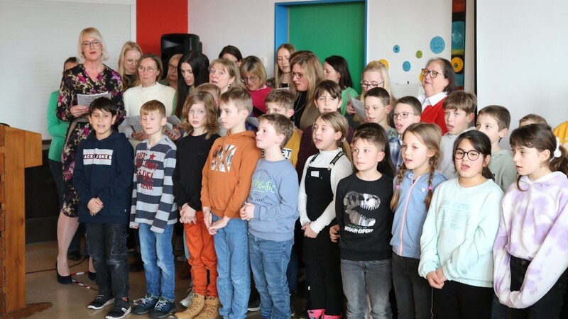 Alle gemeinsam: Stefanie Brunner singt bei ihrer Amtseinführung mit Schülern und Lehrern.