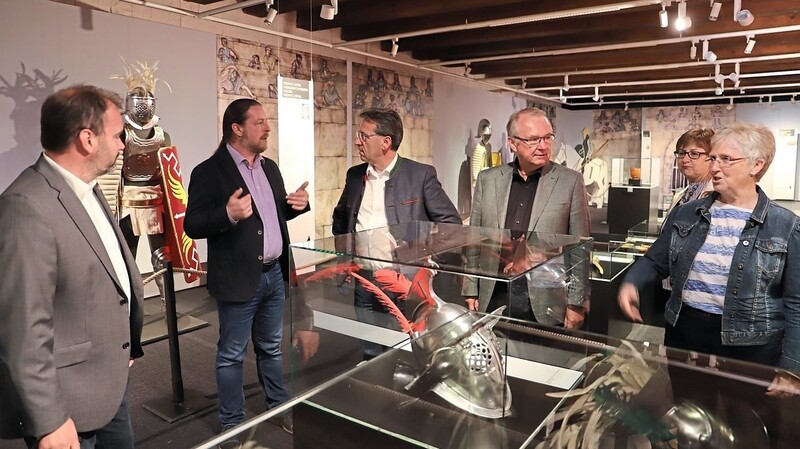 Die neue Ausstellung über Gladiatoren präsentierte Museumsleiter Bernd Sorcan unter anderem Bürgermeister Horst Hartmann und Vize-Landrat Wolfgang Gural bei der Eröffnung.