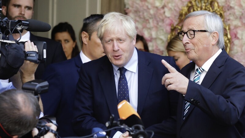 Der britische Premierminister Boris Johnson (M.) trifft sich erstmals mit EU-Kommissionspräsident Jean-Claude Juncker.