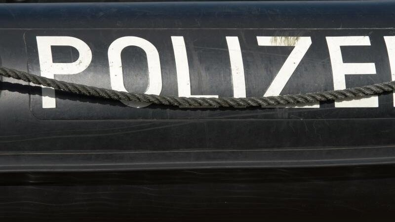 "Polizei" steht auf einem Schlauchboot. Foto: Armin Weigel/Archivbild