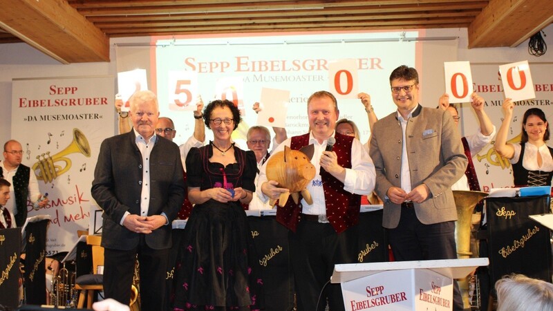 Spendensumme von 250 000 Euro erreicht (von links): Bürgermeister Erwin Baumgartner, Professor Dr. med Irene Schmid, Sepp Eibelsgruber und Landrat Max Heimerl.