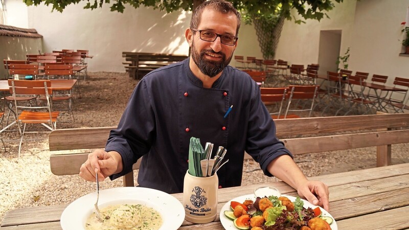 Stolz präsentiert Cafer Kayhan, Pächter des Wirtshauses "Zum Oberen Krieger", zwei seiner Gerichte: Rahmschwammerl mit Semmelknödeln sowie Gebackene Champignons auf Salaten der Saison.
