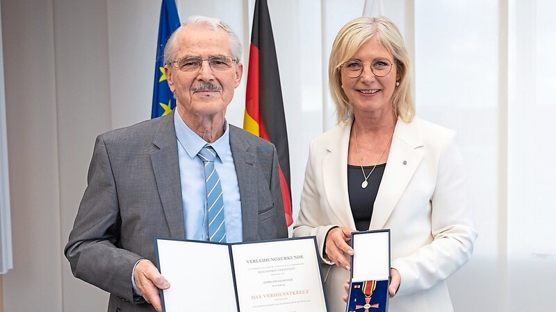 Johann Renter nahm das Bundesverdienstkreuz aus den Händen von Staatsministerin Ulrike Scharf entgegen.