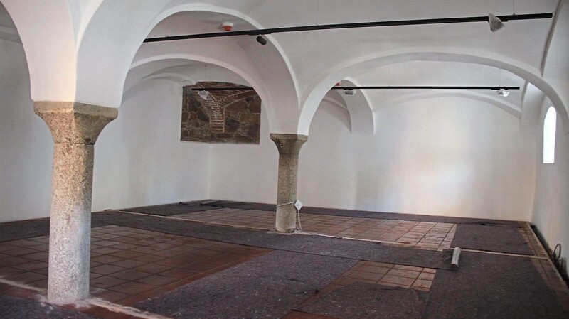 Im ehemaligen Kuhstall mit böhmischem Gewölbe finden nach der Eröffnung Sonderausstellungen statt.