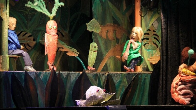 Mit der Uraufführung von "Die Erzählung des großen Löffels" im voll besetzten Theater Hirschberg bot das Puppentheater Karotte am Samstag den Besuchern einen vergnüglichen Abend.