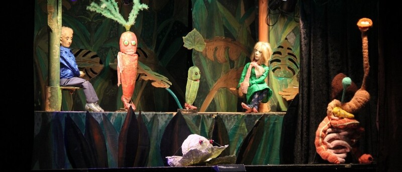Mit der Uraufführung von "Die Erzählung des großen Löffels" im voll besetzten Theater Hirschberg bot das Puppentheater Karotte am Samstag den Besuchern einen vergnüglichen Abend. 