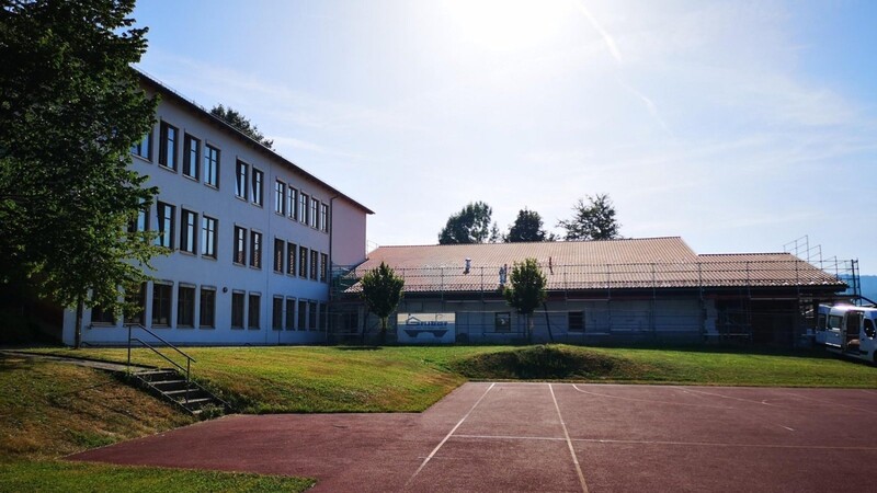 Die Volksschule (links) profitiert von der Sanierung der Turnhalle (rechts).