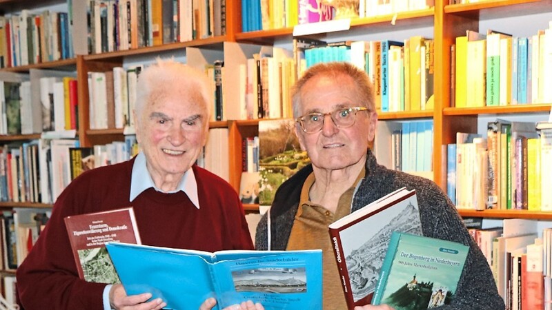 Helmut Erwert (links) und Hans Neueder, ehemaliger Kreisheimatpfleger, sind beide Träger der Josef-Schlicht-Medaille und wünschen sich ein Nachlass-Depot im Landkreis für ihre Publikationen.