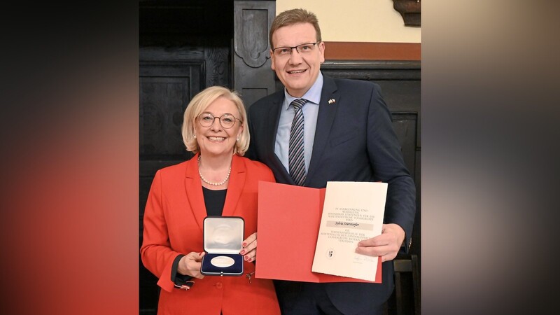 Steffen Hörtler, Landesobmann Bayern der Sudetendeutschen Landsmannschaft und stellvertretender Bundesvorsitzender, überreichte Sylvia Stierstorfer die Verdienstmedaille mit dazugehöriger Urkunde.