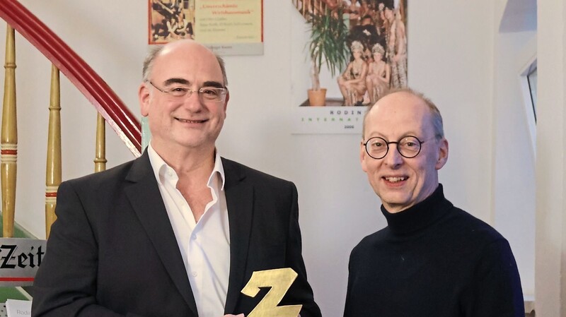 An Rainer Schwarzfischer überreicht der Rodinger Redaktionsleiter Josef Heigl das nunmehr 28. goldene "Z".