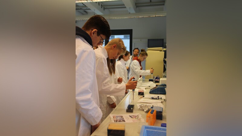 Im Labor der Hochschule durften die Schüler die Struktur ihrer DNA erforschen.