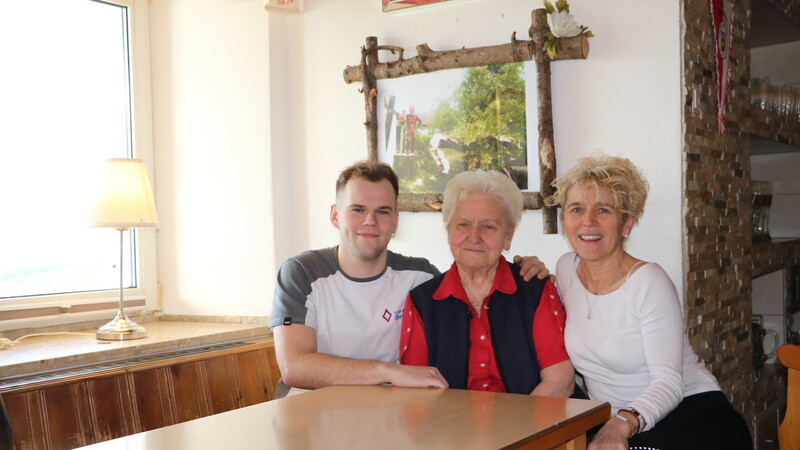 Ihr Stammplatz in der Gaststube: Unter dem Bild ihres verstorbenen Sohnes Alois Breu sitzt die Seniorwirtin meistens. "Es gibt lustige und traurige Stunden, so ist das Leben", sagt Barbara Breu. Allein ist die 85-Jährige, die alle unter ihrem Spitznamen "Wettl" kennen, selten. Wenn sie nicht von Gästen umgeben ist, sind Enkel Alois Breu und Tochter Linda Breu für sie da.