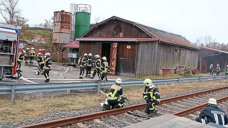 Zu dem Brand am Freitagnachmittag wurde ein Großaufgebot an Feuerwehrkräften alarmiert.
