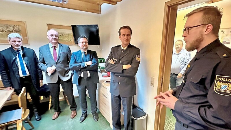 Polizeirat Sven Buhl im Gespräch mit Vize-Polizeipräsident Robert Fuchs, MdL Dr. Gerhard Hopp, Bezirkstagspräsident und Landrat Franz Löffler sowie Bürgermeister Sandro Bauer (von rechts).