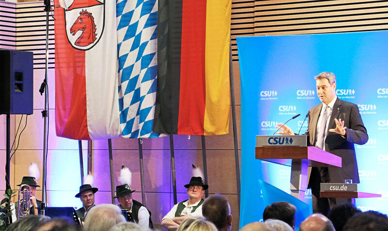 Als Ministerpräsident Markus Söder jüngst beim Neujahrsempfang der Landkreis-CSU sprach, hingen die bayerischen Rauten hinter ihm "falsch".  