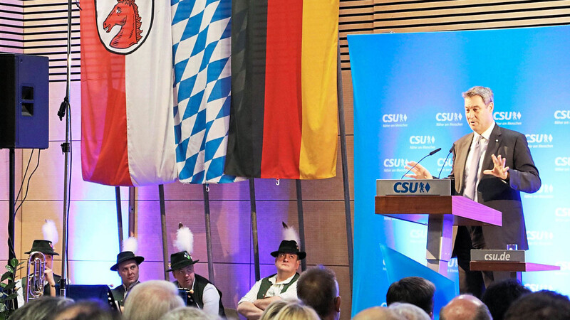 Als Ministerpräsident Markus Söder jüngst beim Neujahrsempfang der Landkreis-CSU sprach, hingen die bayerischen Rauten hinter ihm "falsch".