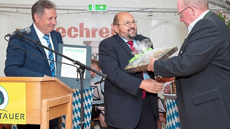 Geschäftsführer Anton Huber (links) freute sich über die Glückwünsche von Gerhard Zäh, Präsident des Verbands Garten-, Landschafts- und Sportplatzbau Bayern (VGL). Rechts Franz Zenz, Geschäftsführer und Betriebsleiter.