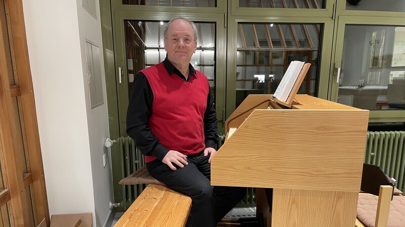 Immer montags spielt der ehemalige Kirchenmusiker Siegfried Beck in der Kapelle der Arberlandklinik. Die Orgel hat er der Klinik gestiftet.