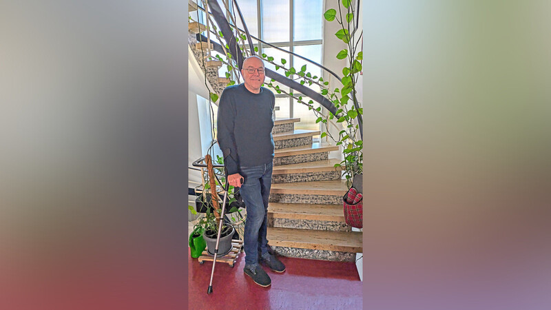 Am Weg der Besserung: Eine steile, gewendelte Steintreppe in seinem Wohnbereich stürzte Stadtpfarrer Josef K.Geismar hinunter. Steidem warten auf allen Treppenabsätzen Hausschuhe mit rutschfester Sohle auf Benutzung.